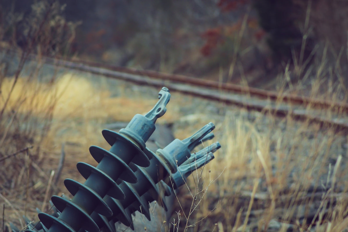 A bunch of metal objects sitting in the middle of a field